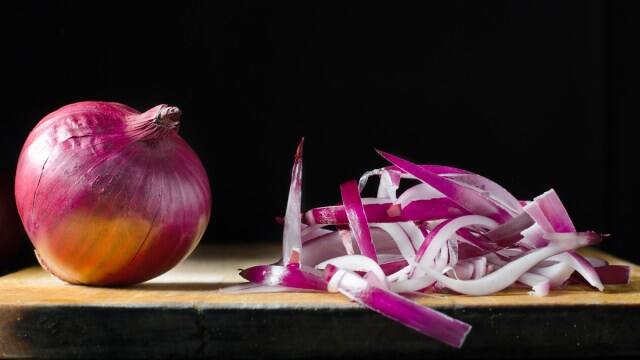 ગરમીમાં ડુંગળીનું સેવન ફાયદાકારક છે. કારણ કે તેમાં ઠંડક દેય ગુણ હોય છે. તેમાં વોલેટાઇટ ઓઇલ હોય છે. જેનાથી શરીરનું ટેમ્પરેચર કન્ટ્રોલ કરે છે. આપ ડુંગળીને કાચાં સલાડને રૂપે કાચા ખાઇ શકે છે.