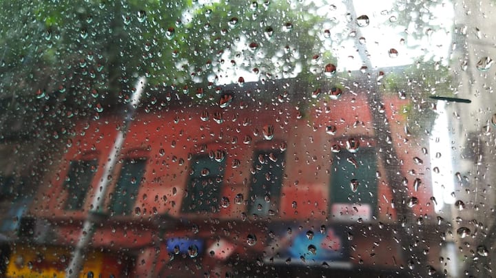 আলিপুর আবহাওয়া দফতর জানিয়েছে, উত্তর-পশ্চিম বঙ্গোপসাগর ও ওড়িশা-বাংলা উপকূলে অবস্থান করছে নিম্নচাপ। উত্তর-পশ্চিম দিকে এগিয়ে তা ওড়িশা ও ঝাড়খণ্ড হয়ে ছত্তীসগঢ়ের দিকে এগোবে। এর প্রভাবে আগামী ৪৮ ঘণ্টায় রাজ্যের পশ্চিম দিকের জেলাগুলিতে ভারী বৃষ্টির সম্ভাবনা রয়েছে।