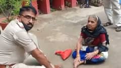 Viral Video: बुजुर्ग फरियादी के लिए जमीन पर बैठे ASI Kailash Tiwari