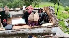 Uttarakhand में बारिश का हाहाकार , पानी के जलजले में बह गयी कार | Mudde Ki Baat