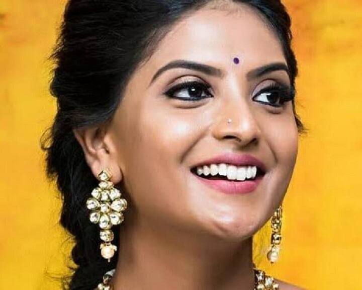 தெலுங்கில் ஹலோ திரைப்படத்தில் நடித்தவர் தமிழ் தெலுங்கு என இருமொழியிலும் நடித்து வருகிறார்மி