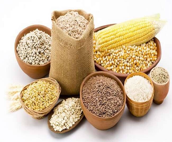 શનિની સાડાસાતીનીઅસર ઓછી કરવા માટે શનિવારે સાત પ્રકારના અનાજનું દાન કરવું જોઇએ. ઘઊં, મકાઇ, અડદ, તલ, ચોખાનું દાન જરૂરિયાતમંદ લોકોને આપવાથી શનિના દુષ્પ્રભાવથી બચી શકાય છે અને શનિ દેવની કૃપા પ્રાપ્ત થાય છે.