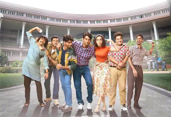 सुशात सिंह राजपूत यानं 'छिछोरे' (Chhichhore) हा अखेरचा चित्रपट केला होता. अभिनेता सुशांत सिंह राजपूत आणि अभिनेत्री श्रद्धा कपूर अभिनीत चित्रपट हा चित्रपट होते. (Pic Credit: @taran_adarsh/Twitter)