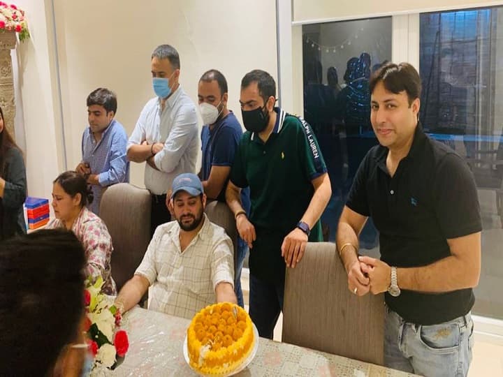 आरजेडी सुप्रीमो लालू प्रसाद यादव शुक्रवार को 74 साल के हो गए. तीन साल बाद उन्होंने जेल के बाहर परिजनों के साथ अपना जन्मदिन सेलिब्रेट किया.