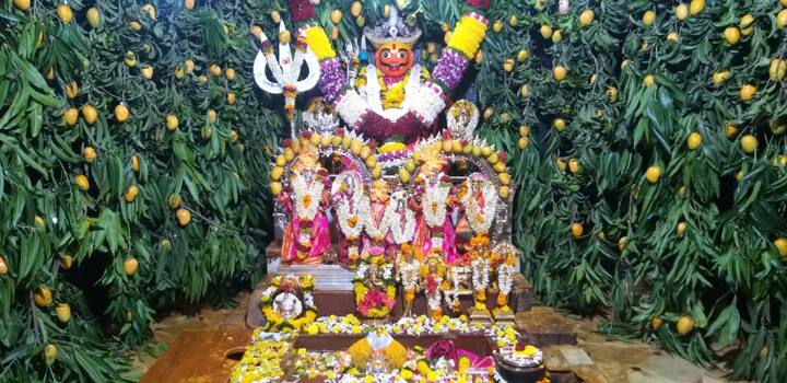 खंडोबाच्या मुख्य गाभा-यात आंब्याच्या पानात लगडलेले आंबे आमराई प्रमाणे दिसत आहेत.