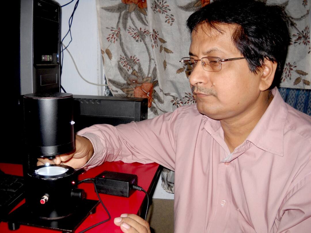 Pocket ventilator | कोलकातामधील संशोधकाने कोरोना रुग्णांसाठी विकसित केले 'पॉकेट व्हेंटिलेटर' Kolkata scientist invents pocket ventilator to aide Covid-19 patients Pocket ventilator | कोलकातामधील संशोधकाने कोरोना रुग्णांसाठी विकसित केले 'पॉकेट व्हेंटिलेटर'