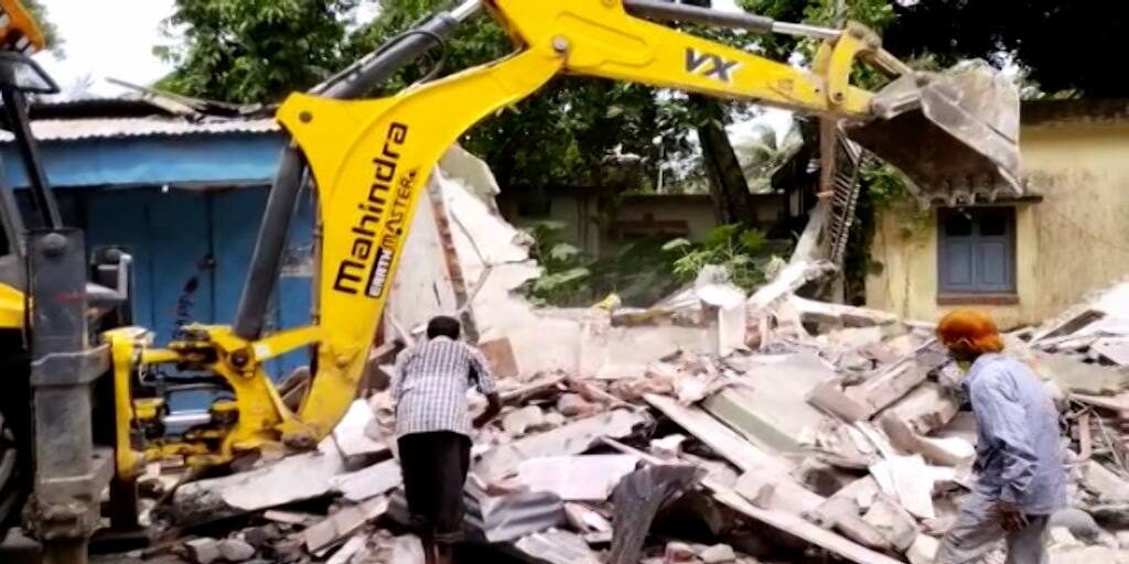 বিধায়ক উদয়ন গুহর ওপর হামলায় অভিযুক্তের দোকান ও ক্লাব ভাঙল দিনহাটা পুরসভা Dinhata municipality vandalized the shop and club of the accused in the attack on MLA Udayan Guha বিধায়ক উদয়ন গুহর ওপর হামলায় অভিযুক্তের দোকান ও ক্লাব ভাঙল দিনহাটা পুরসভা