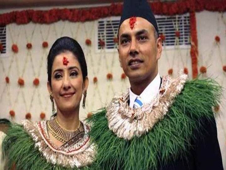 बॉलीवुड एक्ट्रेस मनीषा कोइराला ने नेपाल के बिजनेसमैन सम्राट से शादी की थी. दोनों की शादी में कुछ महीनों बाद ही अनबन होनी शुरू हो गई थी. कई महीनों तक रिश्ता चलाने के बाद कपल ने दो साल बाद तलाक ले लिया था.