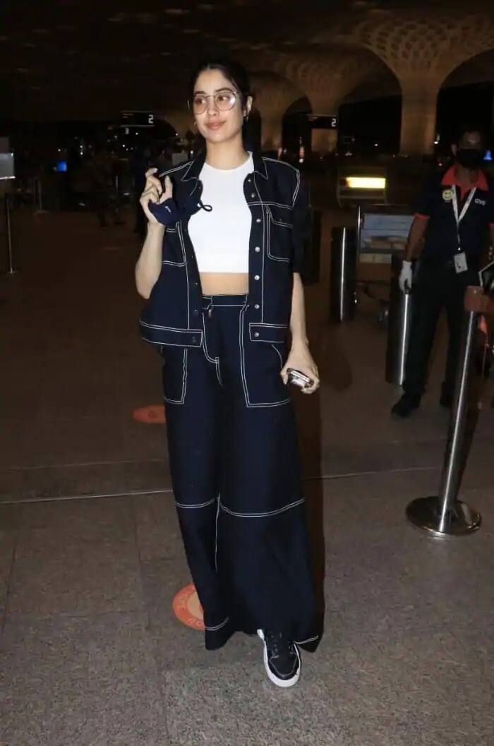 जान्हवी कपूर इस डेनिम को-ऑर्ड सेट में काफी कम्फर्टेबल लग रही थीं. डार्क ब्लू पर सफेद टांके ने आउटफिट को और शानदार बनाया. अभिनेत्री ने डेनिम सेट को एक सफेद क्रॉप-टॉप के साथ पेयर किया. लुक को पूरा करने के लिए उन्होंने गोल्डन हुप्स, ब्लैक स्नीकर्स का सहारा लिया.
