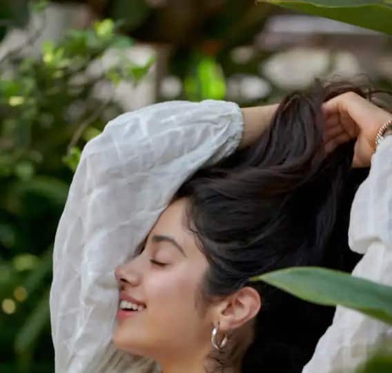 पिक्चर्समध्ये जान्हवीने मोकळे केस सोडले असून तिनी सिल्व्हर हूप इयररिंग्ज आणि हार घातला आहे. जान्हवीची अशी सुंदर छायाचित्रे पाहून चाहते तिच्या स्टाईलचे कौतुक करत आहेत.