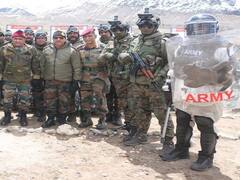 LAC पर तैनात सैनिकों को मिली खास यूनिफॉर्म, ग्लास शील्ड के साथ डंडा, हेलमेट और रायट-गिएर भी मिला