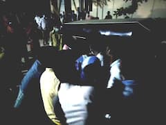 கொரோனா அறிகுறி சடலம்: போலீஸ் எதிர்ப்பை மீறி ஆட்டோவில் ஏற்றிச் சென்ற உறவினர்கள்!