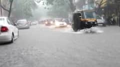 Mumbai : मुंबईत सायन, कुर्ला, वडाळ्याच्या सखल भागात पाणी साचलं