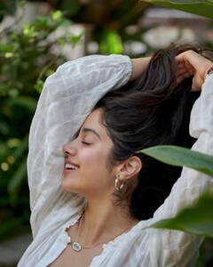 Jahnvi Kapoor ने गार्डन में कराया फोटोशूट, सोशल मीडिया पर अपने खूबसूरत अंदाज़ से छाईं