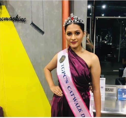 गीति सोशल मीडिया पर काफी एक्टिव हैं और पिछले कुछ समय से सोशल मीडिया पर उनकी तस्वीरें तेज़ी से वायरल हो रही हैं. अप्रैल 2021 में गीति का इन्स्टाग्राम अकाउंट हैक हो गया था जिसके बाद उनके पिता रोहिताश गौर ने पुलिस में कम्प्लेन दर्ज करवाई थी.