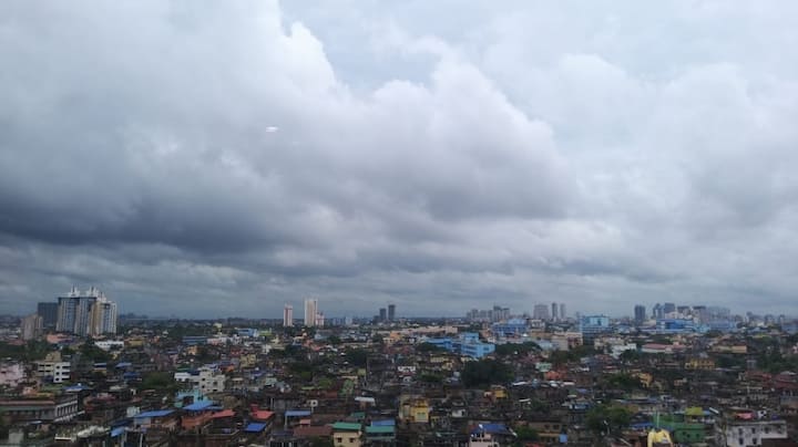 ভারী বৃষ্টি হতে পারে ঝাড়গ্রাম, পশ্চিম মেদিনীপুর, পুরুলিয়া, বাঁকুড়া, পশ্চিম বর্ধমান ও বীরভূমে। উত্তরবঙ্গের জেলাগুলিতে আগামী ২ দিন মাঝারি থেকে ভারী বৃষ্টির পূর্বাভাস দিয়েছে আবহাওয়া দফতর।