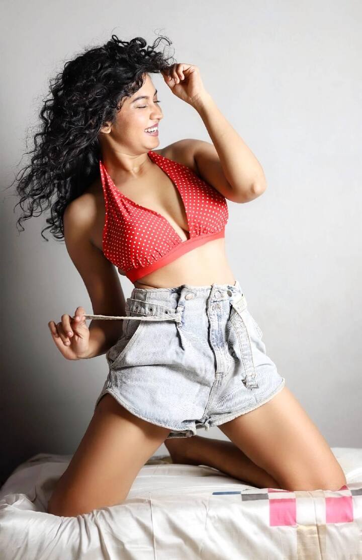 समीत कक्कड दिग्दर्शित ही नऊ भागांची वेब सिरीज आहे. लेखक कुणाल मराठे यांच्या ‘थर्की’ या पुस्तकावर आधारित आहे.