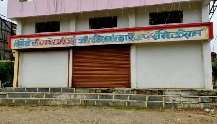 Maharashtra News Solapur Crime Branch raids dance bar, 8 dancers and 29 others were detained सोलापुरात अर्धनग्न अवस्थेत अश्लील डान्स सुरु असलेल्या डान्स बारवर छापा, 8 नृत्यांगना आणि 29 जण ताब्यात