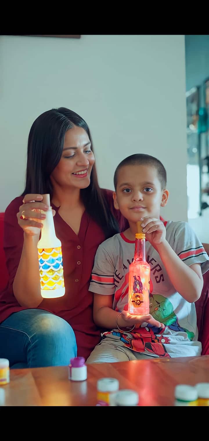 প্রসঙ্গত প্রায়শই ছেলের সঙ্গে ছবি পোস্ট করতে দেখা যায় প্রিয়াঙ্কাকে।
