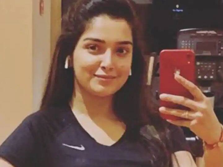 आम्रपाली दुबे भोजपुरी सिनेमा की सबसे जानी मानी एक्ट्रेस हैं. उन्होंने बहुत ही कम समय में भोजपुरी सिनेमा में नाम कमा लिया है. खूबसूरत आम्रपाली दुबे ने 2014 में निरहुआ हिंदुस्तानी नामक फिल्म से भोजपुरी फिल्मों में अपनी शुरुआत की थी. मीडिया रिपोर्ट की मानें तो आम्रपाली दुबे एक फिल्म को करने के लिए 25 से 30 लाख रुपये लेती हैं.