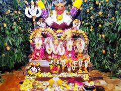 In Pics |  जेजुरीच्या खंडेरायाच्या गाभाऱ्यात आब्यांची आरास