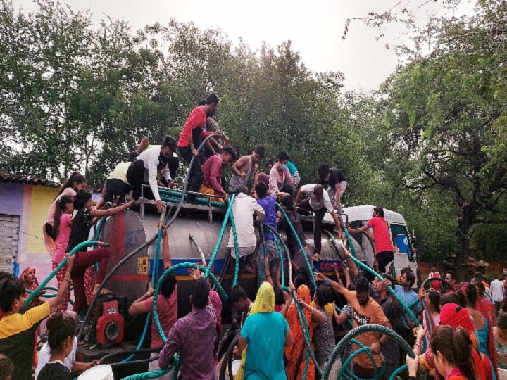 Delhi: People forgot to wear masks and social distancing in try to fill water from tanker, Corona infection may spread ANN दिल्लीः टैंकर से पानी भरने की जद्दोजहद में सोशल डिस्टेंसिंग और मास्क पहनना भूले रहे लोग, फैल सकता है संक्रमण