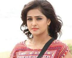 விழிகளிலே விழிகளிலே - மல்டி டாஸ்க்கர் ரம்யா நம்பீசன் க்ளிக்ஸ்..!