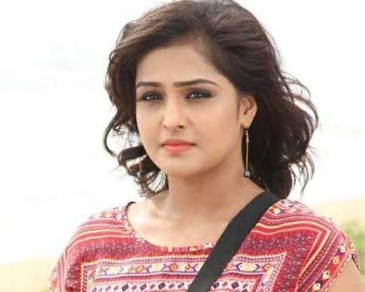 கல்லூரிப் படிப்பை எர்ணாகுளத்தில் நிறைவு செய்தார்