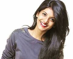 ’வரைபடம் வரையுதே உன் இருவிழி!’ -  சில்லுக்கருப்பட்டி நிவேதிதாவின் சியர்ஃபுல் புகைப்படங்கள்