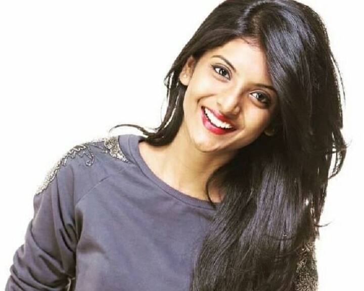 நிவேதிதா சதீஷ் சில்லுக்கருப்பட்டி திரைப்படத்தின் மூலம் தமிழில் பிரபலமானவர்