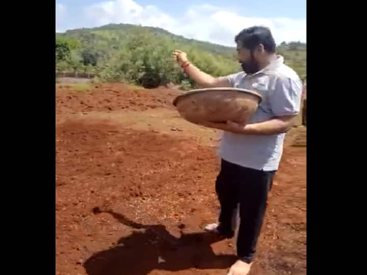 minister Eknath Shinde sowing in farm video goes viral Video : एकनाथ शिंदे यांचा शेतात पेरणी करतानाचा व्हिडीओ व्हायरल