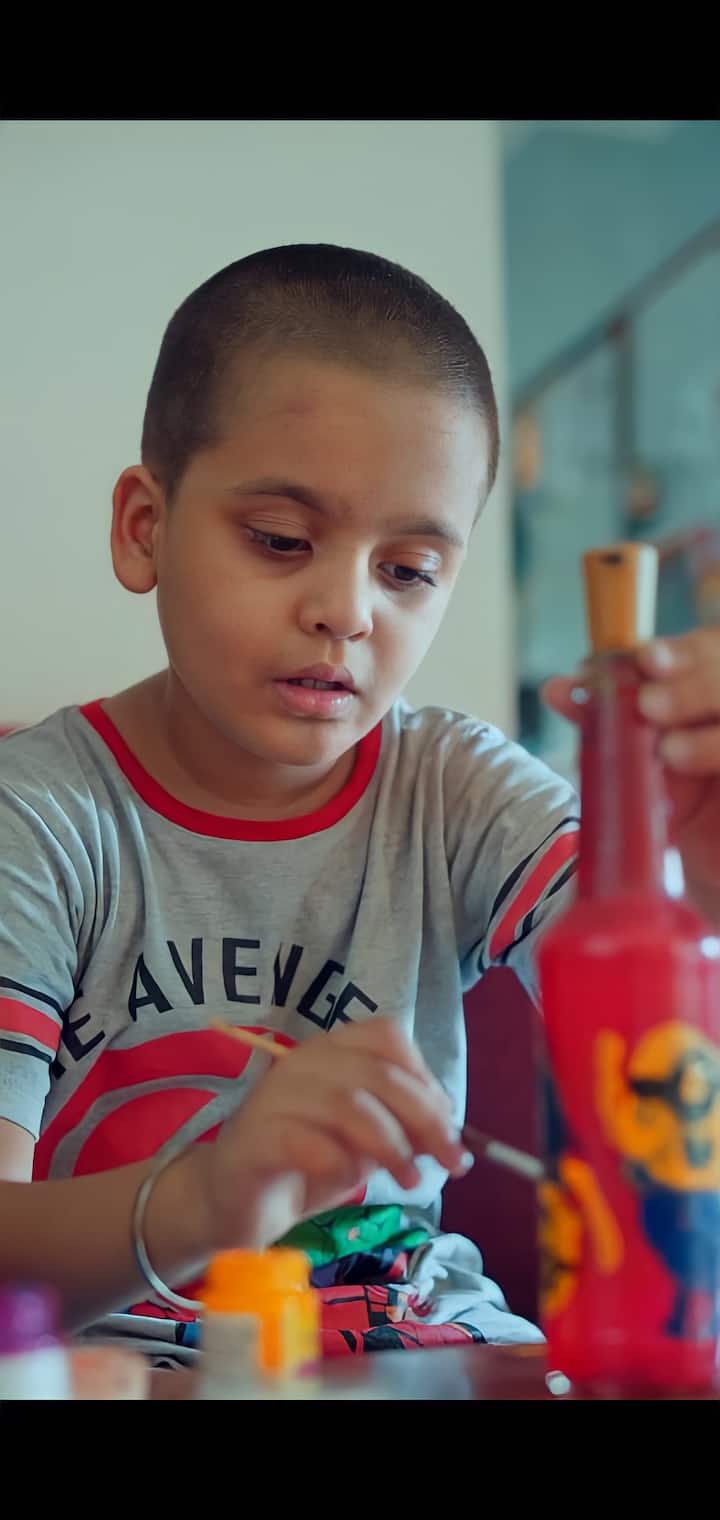 সহজের সঙ্গে প্রিয়াঙ্কাকে কখনও দেখা গেল পট পেন্টিং করতে তো কখনও সাইকেল চালাতে।