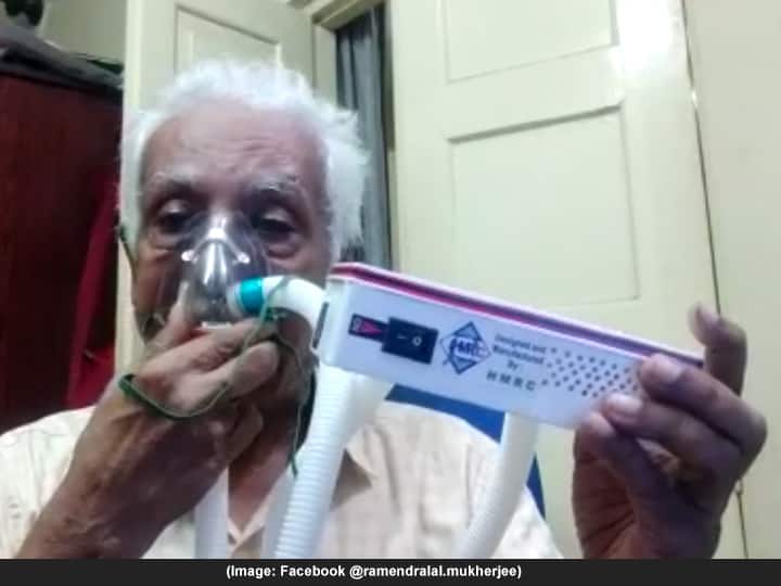 कोरोनातून बरे झाल्यानंतर त्यांनी या योजनेवर काम करण्यास सुरुवात केली. त्यानंतर आवश्यक वस्तूंची व्यवस्था करत पॉकेट व्हेंटिलेटरने आपल्या नवीन नाविन्यास आकार दिला. ते म्हणाले पॉकेट व्हेंटिलेटर फक्त 20 दिवसात तयार झाला आहे. (फोटो सौजन्य : Abhijit Roy फेसबुक)