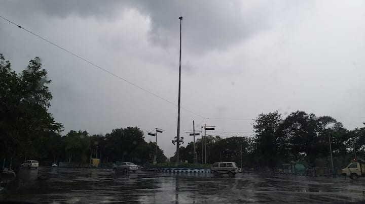 কোথাও ইলশেগুঁড়ি, কোথাও আবার ঝমঝমে। নিম্নচাপের হাত ধরে দক্ষিণবঙ্গে বর্ষা ঢোকার পর জেলায় জেলায় শুরু বৃষ্টি। শনিবার ভিজল কলকাতাও। বিক্ষিপ্ত বৃষ্টি হয়েছে হাওড়া হুগলি, দুই ২৪ পরগনা, পশ্চিম মেদিনীপুর, মালদা ও কোচবিহারে।