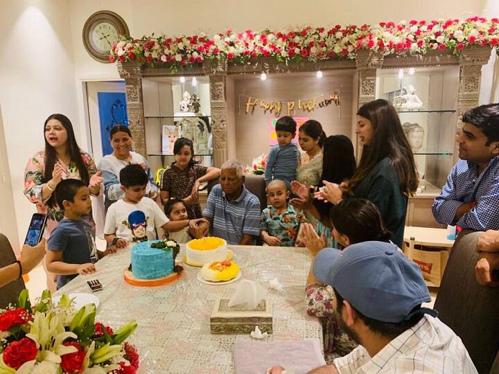 तबीयत खराब होने की वजह से दिल्ली में बड़ी बेटी मीसा भारती के घर में रह रहे लालू यादव परिजनों के साथ केक काटते दिखे. बधाई देते वालों का पूरे दिन तांता लगा रहा.