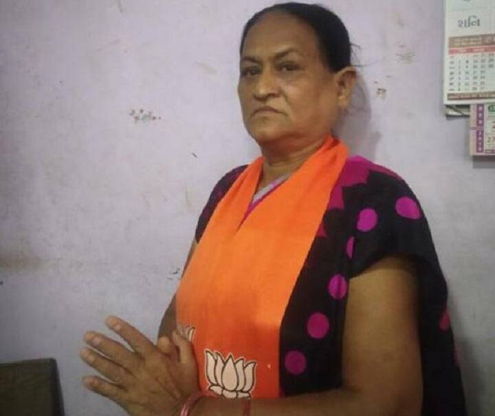 'તું છાનીમાની નીકળ, તમેં કેવા ધંધા કર્યા,બધી મને ખબર છે', આ પ્રકારે પૂર્વ કોર્પોરેટર મંજુલા દુધાતે વર્તમાન કોર્પોરેટર રૂપાબેન પંડ્યાને કહ્યું. (તસવીરઃ મંજુલા દુધાત)