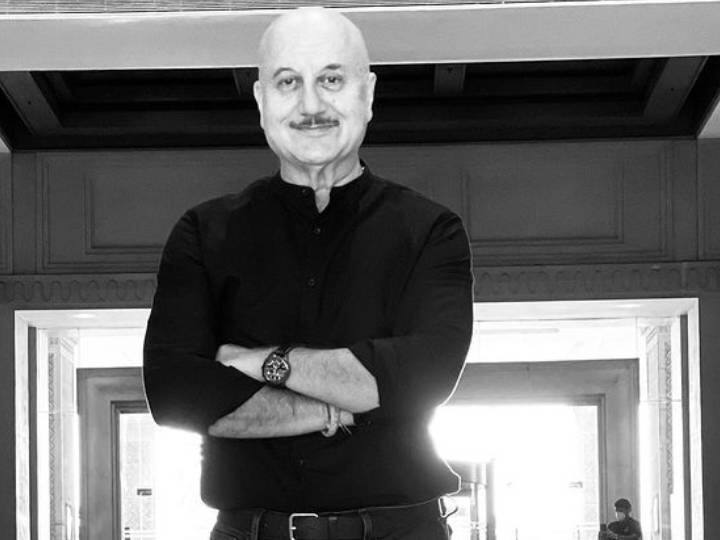 Anupam Kher was annoyed over not getting Indias watch in Apple Store asked the company a direct question by sharing the video Apple Store में भारत की घड़ी नहीं मिलने पर नाराज हुए अनुपम खेर, वीडियो शेयर कर कंपनी से पूछा सीधा सवाल