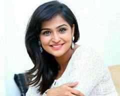 விழிகளிலே விழிகளிலே - மல்டி டாஸ்க்கர் ரம்யா நம்பீசன் க்ளிக்ஸ்..!