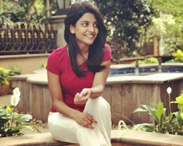 தமிழில் ஜோதிகா நடிப்பில் வெளிவந்த மகளிர் மட்டும் திரைப்படம்தான் இவர் நடித்த முதல் படம்