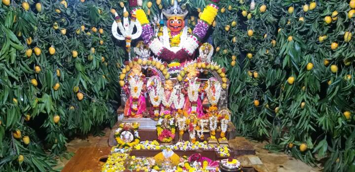 सध्या आंब्याचा हंगाम सुरू आहे. त्यामुळे जेजुरी येथील खंडोबा मंदीरातील गाभा-यात आंब्याची आरास तयार केली आहे.