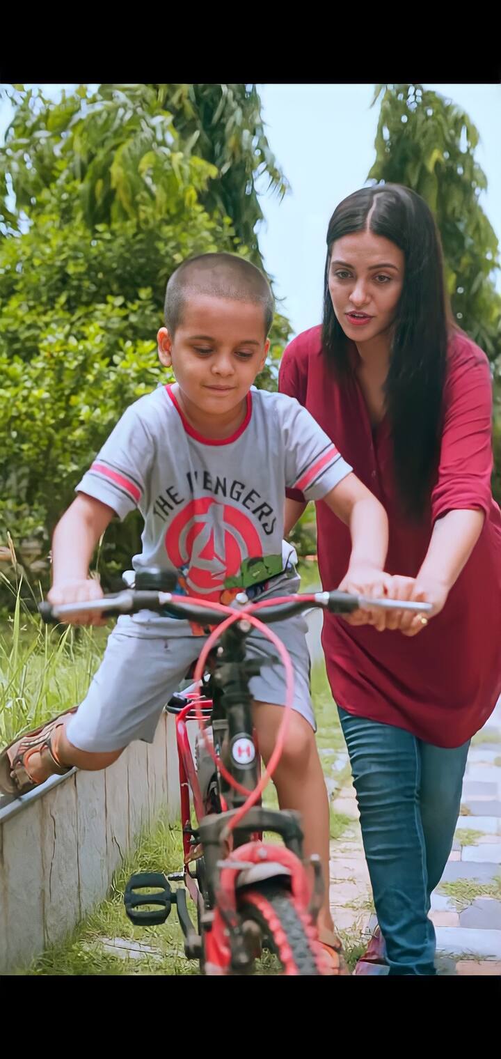 মা'কে কাছে পেয়ে ছোট্ট সহজও যে বেশ খুশি তা ছবিতেই স্পষ্ঠ।