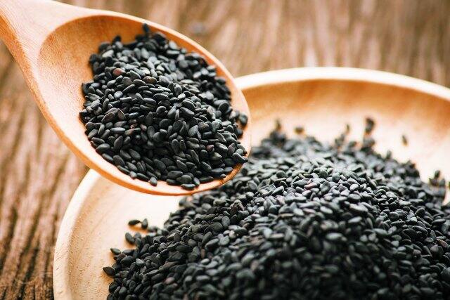 ધાર્મિક માન્યતા મુજબ શનિવારે કાળા તલનું દાન દેવાથી શનિદેવ પ્રસન્ન થાય છે અને રાહુ કેતુનો દોષ પણ શાંત થાય છે.