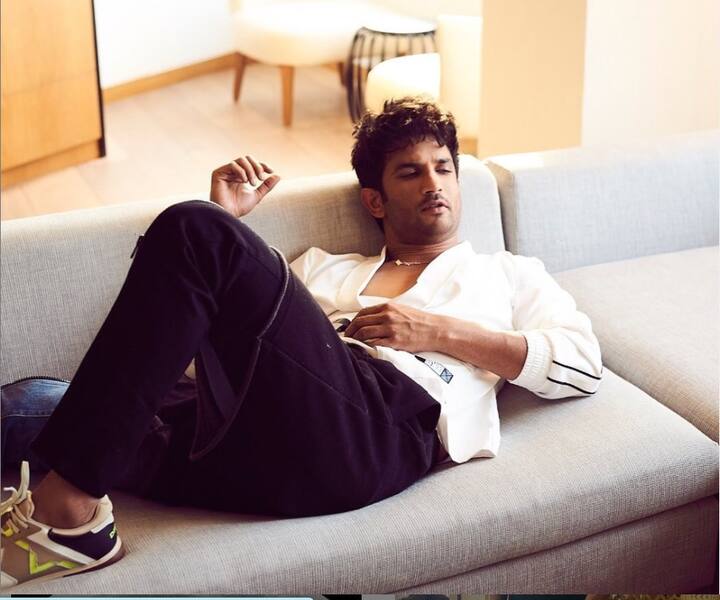 ১৪ জুন ২০২০। হঠাৎ দুঃসংবাদ। বলিউড অভিনেতা সুশান্ত সিংহ রাজপুতের মৃত্যুর খবরে শোরগোল পড়ে গিয়েছিলে গোটা দেশে। সুশান্তের আবাসনে তাঁর ফ্ল্যাট থেকেই উদ্ধার করা হয়েছিল অভিনেতার নিথর দেহ। তাঁর মৃত্যু নিয়ে আইনি প্যাঁচে জড়িয়ে পড়েছিলেন বলিউডের বিভিন্ন পরিচিত মুখেরা। জড়িয়ে গিয়েছিল মাদককাণ্ডও। কিন্তু কি কারণে ৩৪ বছরের প্রাণবন্ত অভিনেতা বেছে নিয়েছিলেন মৃত্যুর পথ? এখনও তা অজানা।