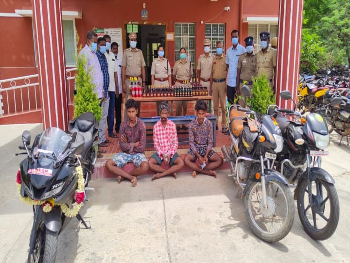 three involved in series of tasmac robbery arrested by special team police . ராணிப்பேட்டை : 5  டாஸ்மாக் கடைகளில் தொடர்  திருட்டு : ப்ளாக்கில் மது விற்று சொகுசு பைக் வாங்கியவர்கள் கைது..!