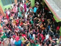 बिहार: ANM की नौकरी के लिए उमड़ी भीड़, हाथों में फॉर्म लिए घंटों लाइन में खड़ी रहीं महिलाएं