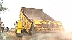 Malda: চাঁচলে মহানন্দা নদী থেকে বেলাগাম বালি পাচার, আটক দু'টি ট্রাক