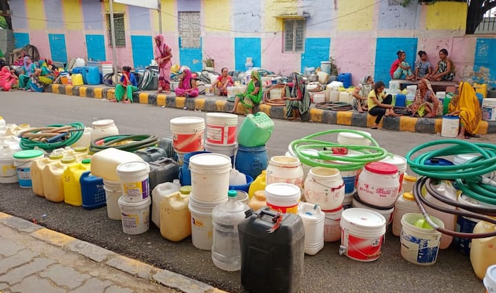 Delhi water crisis: Residents in national capital facing water shortage Delhi water crisis: दिल्ली में अब पानी की किल्लत, टैंकर को आता देख पाइप लेकर दौड़ पड़ते हैं लोग