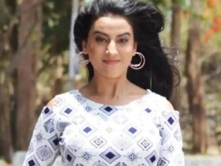 भोजपुरी इंडस्ट्री की बेहतरीन एक्ट्रेस माने जाने वाली अक्षरा सिंह ने पवन सिंह, निरहुआ, रितेश पांडे और खेसारी लाल यादव समेत कई बड़े स्टार्स के साथ काम किया है. एक्ट्रेस हर फिल्म के लिए 15 से 20 लाख के करीब चार्ज करती है.