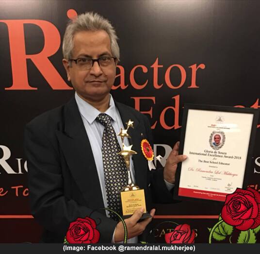 मुखर्जी यांनी सांगितले की मला कोविड संसर्ग झाल्यानंतर माझी ऑक्सिजन पातळी खूप खाली गेली होती. तेव्हा अशा डिव्हाइसची कल्पना माझ्या मनात आली. माझी SpO2 लेव्हल 88 पर्यंत खाली आली. त्यावेळी माझ्या कुटुंबियांनी मला रुग्णालयात दाखल करावे, अशी इच्छा होती. मी या संकटातून बाहेर आलो असलो तरी रुग्णांना सहज श्वास घेण्यास मदत करण्यासाठी पोर्टेबल डिव्हाइसच्या कल्पनेने मला स्वस्त बसू दिले नाही. त्यानंतरच मी हे डिव्हाईसवर काम करण्यास सुरु केल्याचे त्यांनी सांगितले. (फोटो सौजन्य : Abhijit Roy फेसबुक)