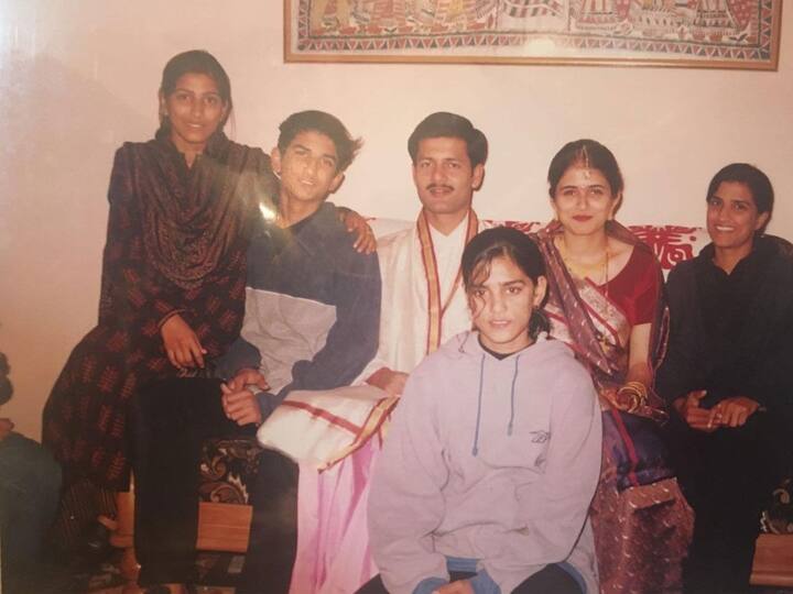 सुशांत सिंह राजपूत की मौत ने बॉलीवुड के साथ उनके फैन्स को भी हिला कर रख दिया था. आज भी उनकी मौत री खबर पर कोई भी यकीन नहीं कर पाया है. ये फोटो सुशांत के बचपन की है.जिसमें वो पूरे परिवार के साथ नजर आ रहे हैं.